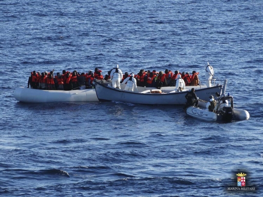 Penyelamatan ratusan imigran terombang-ambing di Laut Mediterania