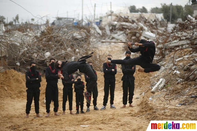 Foto : Aksi memukau pemuda Palestina dalam jubah ninja 