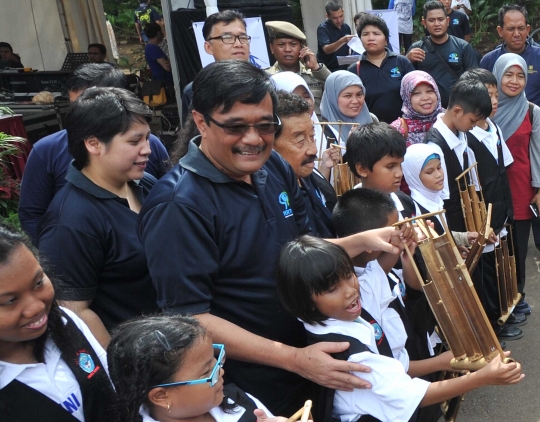 Keceriaan anak-anak tunanetra bermain angklung