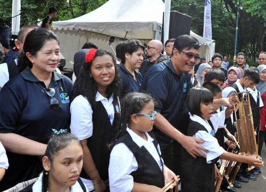 Keceriaan anak-anak tunanetra bermain angklung