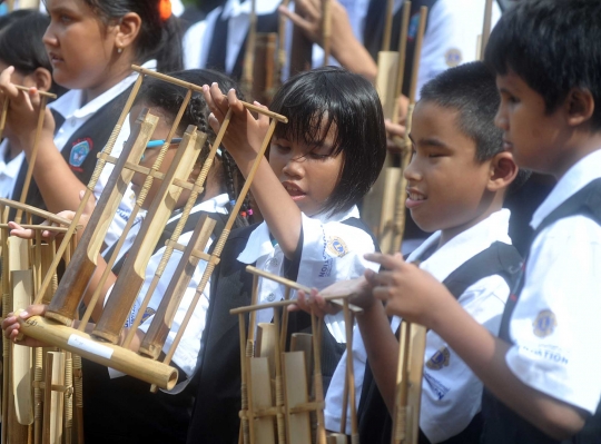 Keceriaan anak-anak tunanetra bermain angklung