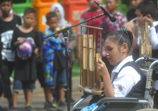 Keceriaan anak-anak tunanetra bermain angklung