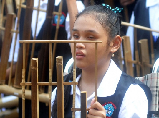 Keceriaan anak-anak tunanetra bermain angklung
