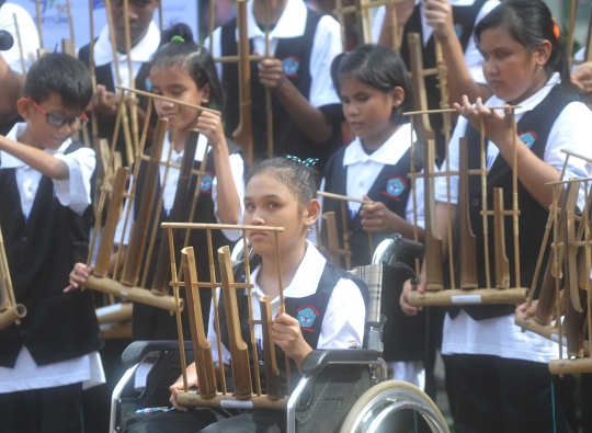 Keceriaan anak-anak tunanetra bermain angklung