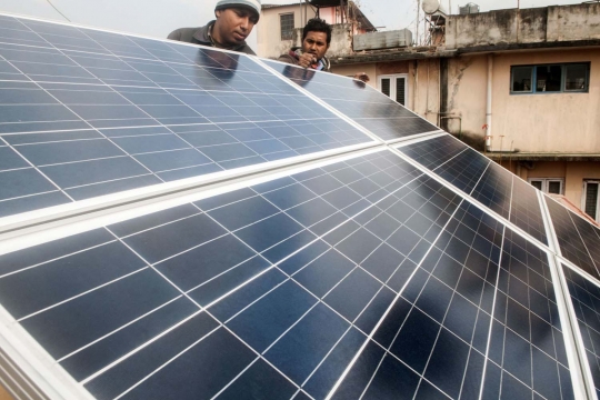 Krisis listrik, warga Nepal pasang panel surya di atap rumah