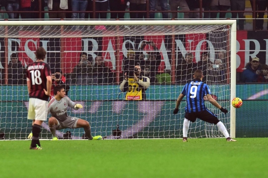 Aksi skuat AC Milan bungkam Inter Milan 3-0