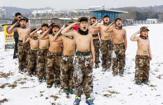 Aksi bocah China latihan militer di tengah cuaca ekstrem