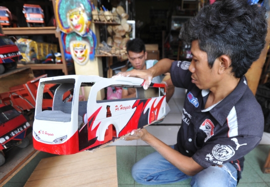 Mengintip pembuatan miniatur bus dari limbah kayu