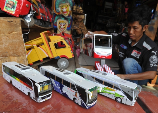 Mengintip pembuatan miniatur bus dari limbah kayu