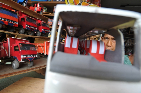 Mengintip pembuatan miniatur bus dari limbah kayu