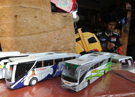 Mengintip pembuatan miniatur bus dari limbah kayu
