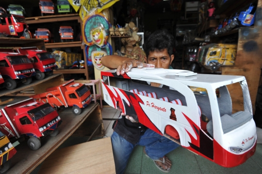 Mengintip pembuatan miniatur bus dari limbah kayu