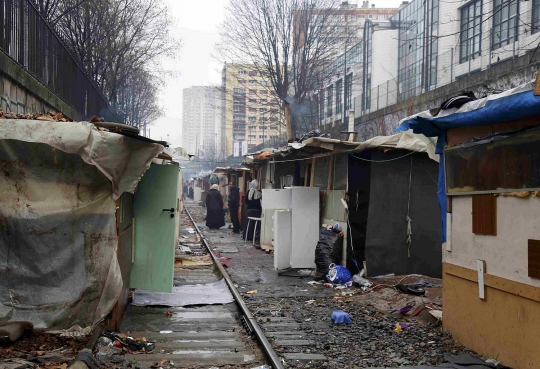 Begini kondisi permukiman kumuh pinggir rel di Paris