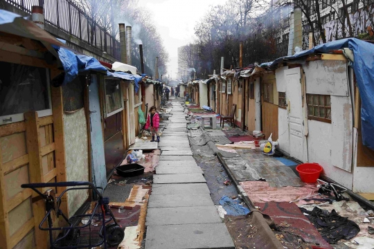 Begini kondisi permukiman kumuh pinggir rel di Paris