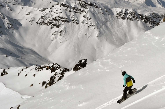 Keseruan berseluncur di arena ski terbesar sejagat