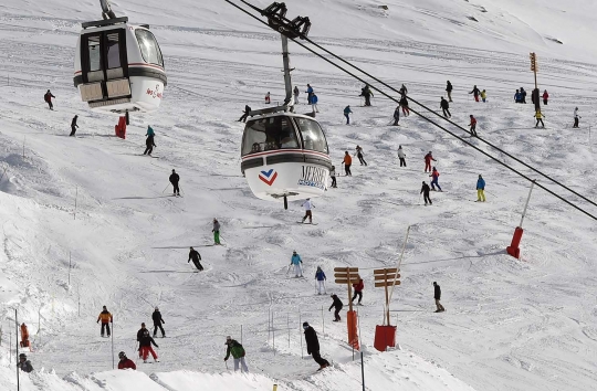 Keseruan berseluncur di arena ski terbesar sejagat
