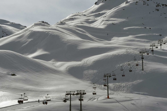 Keseruan berseluncur di arena ski terbesar sejagat