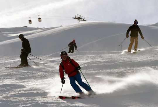 Keseruan berseluncur di arena ski terbesar sejagat