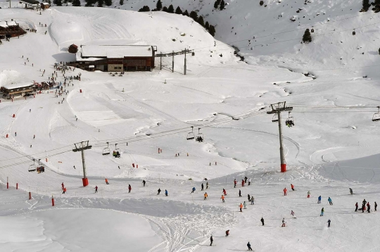 Keseruan berseluncur di arena ski terbesar sejagat