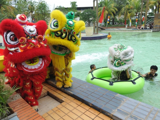 Atraksi barongsai bawah air sambut Tahun Baru Imlek di Ancol