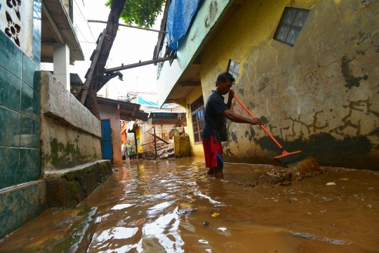 Banjir kiriman bercampur lumpur rendam di Kp Pulo