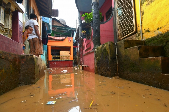 Banjir kiriman bercampur lumpur rendam di Kp Pulo