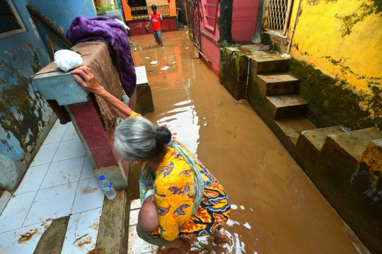 Banjir kiriman bercampur lumpur rendam di Kp Pulo