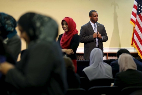 Keakraban Obama ngobrol bareng jemaah masjid di Baltimore