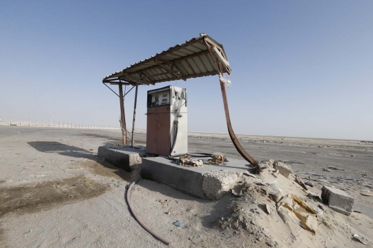 Melihat pom bensin usang di tengah gurun pasir Arab Saudi