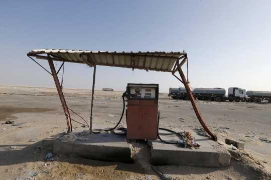 Melihat pom bensin usang di tengah gurun pasir Arab Saudi