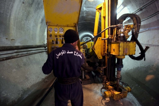 Intip perbaikan terowongan di bendungan terbesar Irak