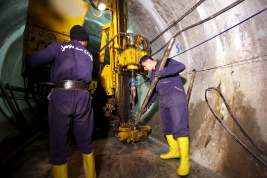 Intip perbaikan terowongan di bendungan terbesar Irak