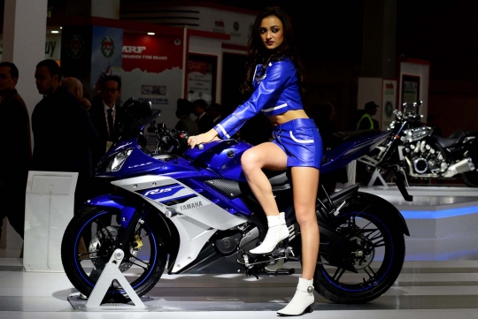 Pesona model seksi berpose di atas motor mewah Indian Auto Expo 2016
