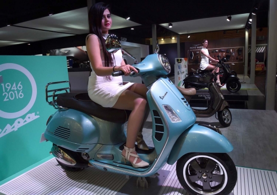 Pesona model seksi berpose di atas motor mewah Indian Auto Expo 2016