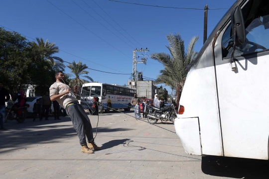 Super Hero asal Palestina ini sanggup tarik bus pakai gigi