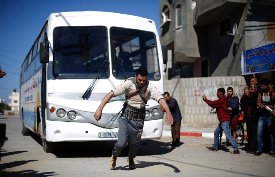 Super Hero asal Palestina ini sanggup tarik bus pakai gigi