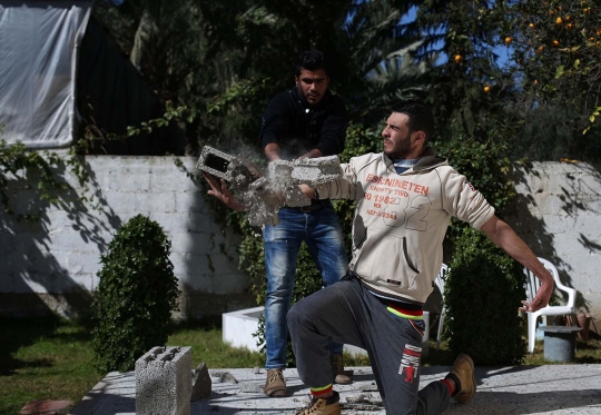 Super Hero asal Palestina ini sanggup tarik bus pakai gigi