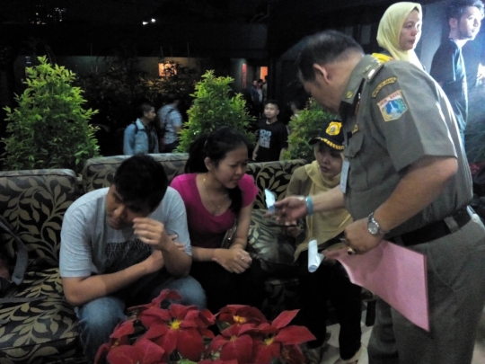 Tiga pasangan mesum di Mampang terjaring razia