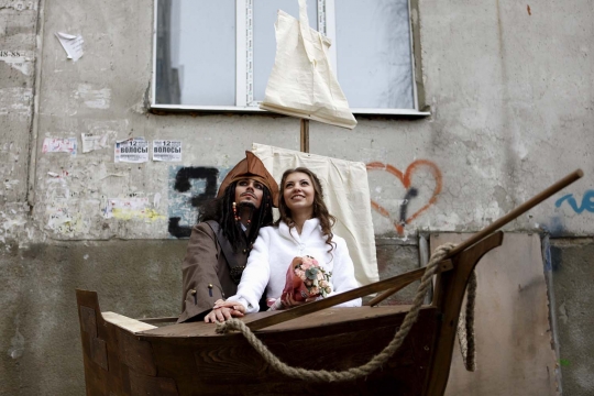 Romantis, pria ini jemput pengantinnya dengan kapal 'Black Pearl'