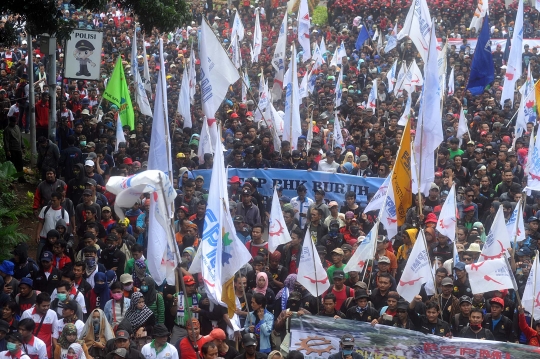 Stop PHK, ribuan buruh long march ke Istana