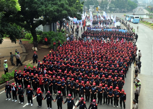 Stop PHK, ribuan buruh long march ke Istana