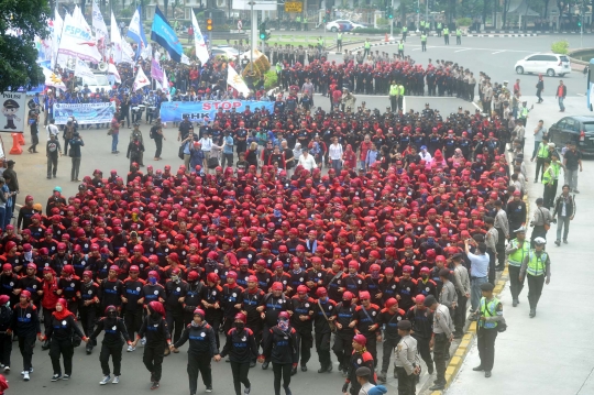 Stop PHK, ribuan buruh long march ke Istana