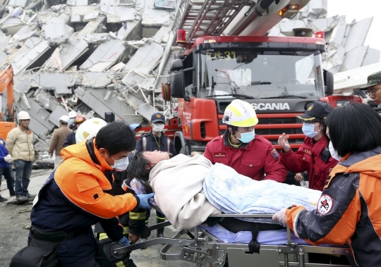 Evakuasi korban gempa Taiwan yang selamat dari runtuhan apartemen