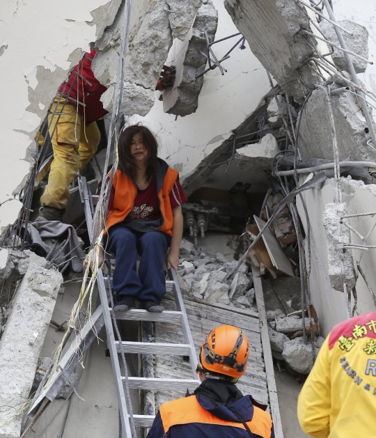 Evakuasi korban gempa Taiwan yang selamat dari runtuhan apartemen