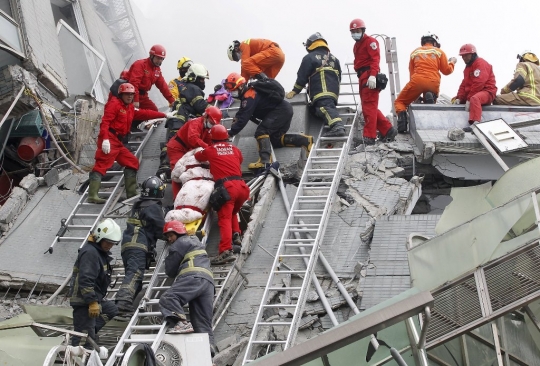 Evakuasi korban gempa Taiwan yang selamat dari runtuhan apartemen