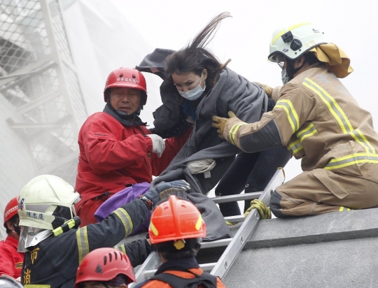 Evakuasi korban gempa Taiwan yang selamat dari runtuhan apartemen