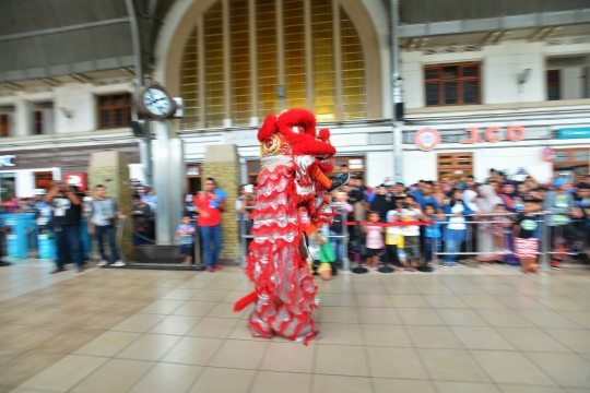 Atraksi barongsai hibur penumpang KRL di Stasiun Jakarta Kota