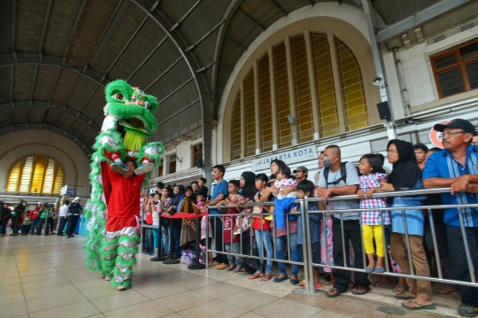 Atraksi barongsai hibur penumpang KRL di Stasiun Jakarta Kota