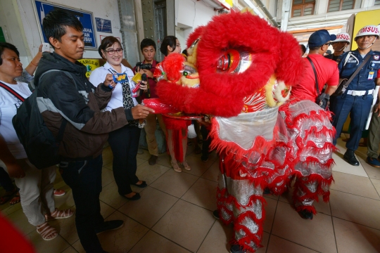 Atraksi barongsai hibur penumpang KRL di Stasiun Jakarta Kota