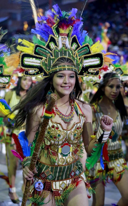 Deretan gadis seksi meriahkan karnaval di Bolivia